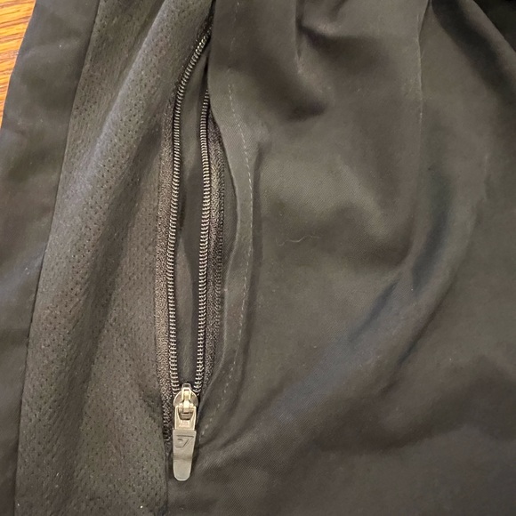 Men’s small gym shark black shorts with zipper pockets. - Picture 4 of 5